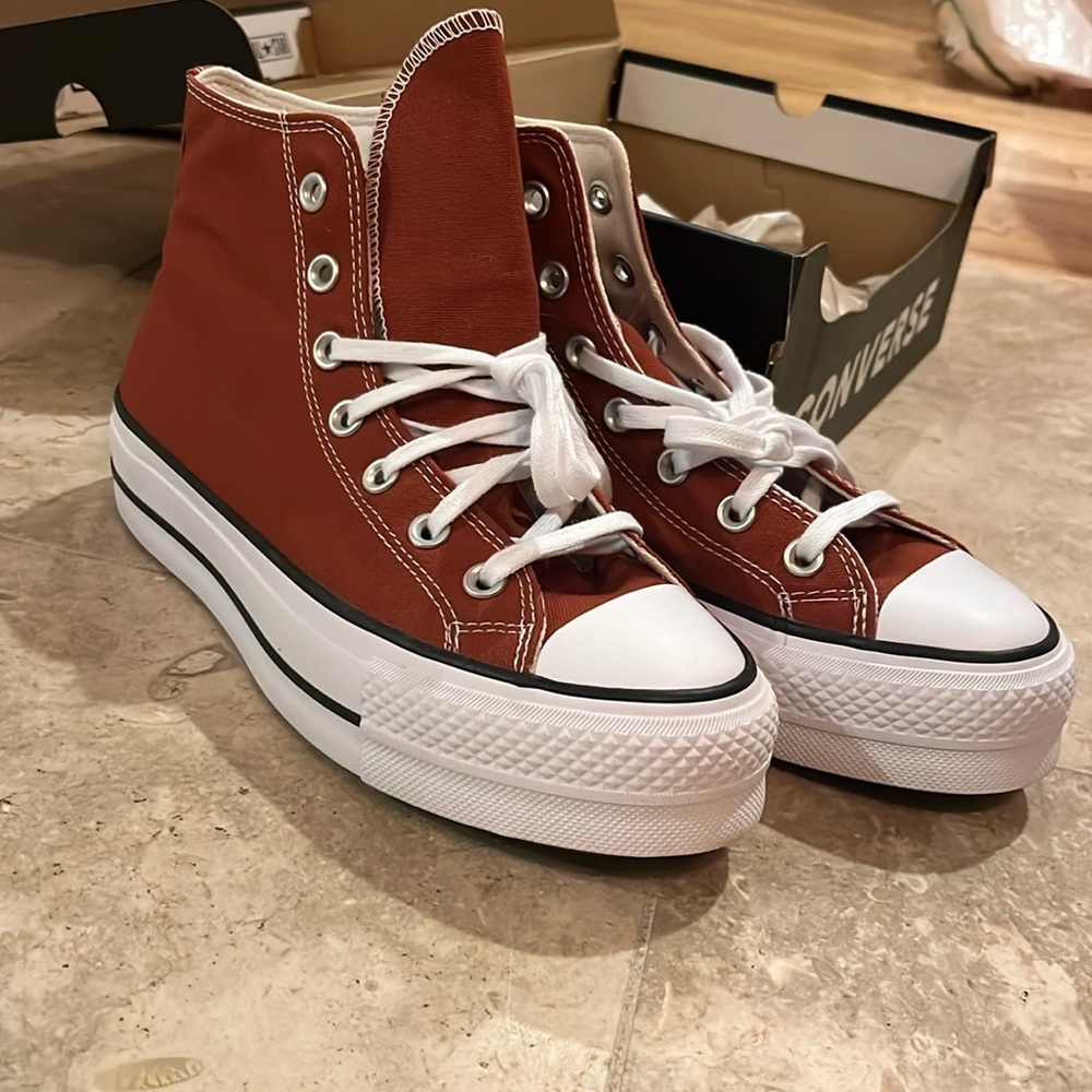 Never worn converse platform maroon 7.5